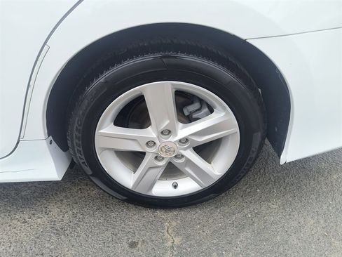 Used 2012 Toyota Camry L image 10