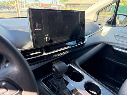 Used 2025 Toyota Sienna LE FWD image 9