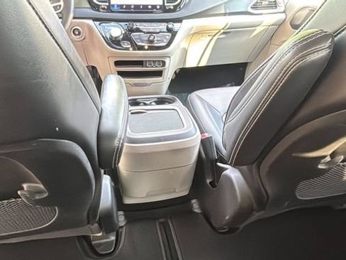Used 2024 Chrysler Pacifica Touring-L FWD image 20