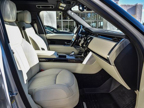 Used 2025 Land Rover Range Rover SE image 17