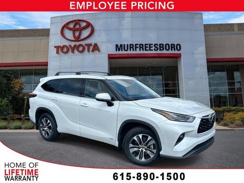 Used 2022 Toyota Highlander XLE AWD/4WD image 1