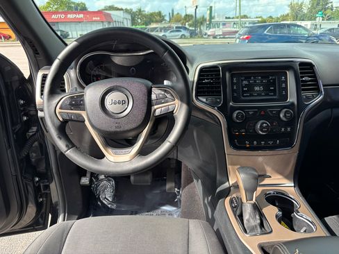 Used 2017 Jeep Grand Cherokee Laredo image 9