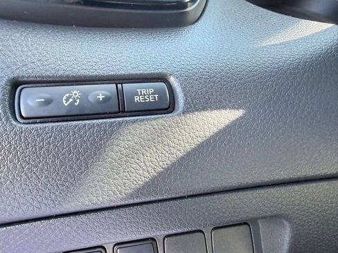 Used 2022 Nissan Rogue Sport SV image 16