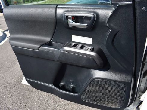 Used 2018 Toyota Tacoma TRD Off-Road AWD/4WD image 31