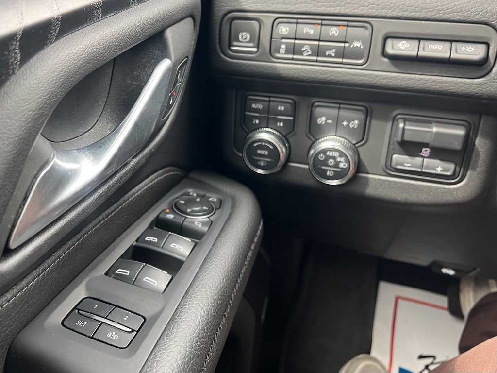 Used 2024 GMC Yukon Denali w/ Advanced Technology Package AWD/4WD image 27