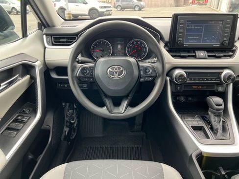 Used 2022 Toyota RAV4 XLE w/ Convenience Package FWD image 12