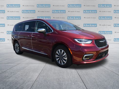 Used 2023 Chrysler Pacifica Limited FWD image 3