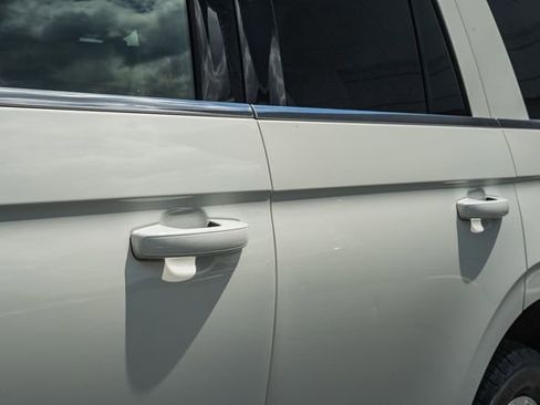 Used 2020 Ford Expedition XLT w/ Equipment Group 202A AWD/4WD image 18
