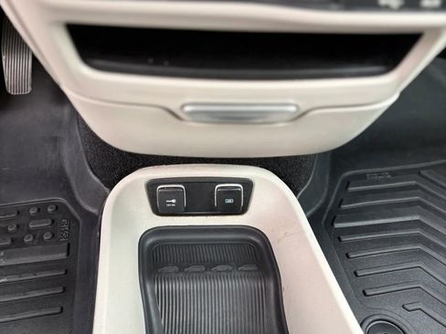 Used 2017 Chrysler Pacifica Touring-L w/ Tire & Wheel Group FWD image 19