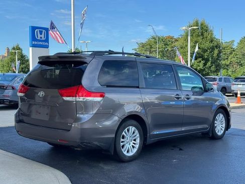 Used 2013 Toyota Sienna XLE FWD image 3