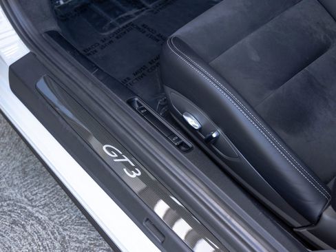 Used 2018 Porsche 911 GT3 RWD image 32