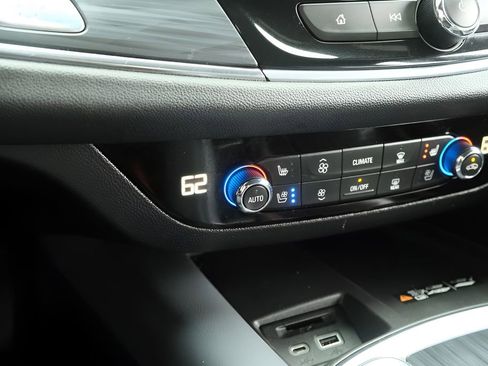Used 2024 Buick Enclave Premium AWD/4WD image 19