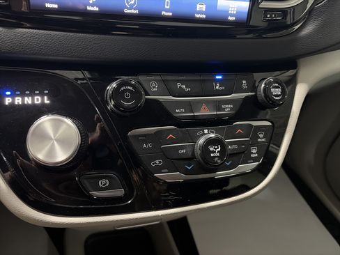 Used 2024 Chrysler Pacifica Touring-L FWD image 21