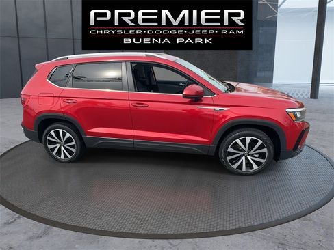 Used 2022 Volkswagen Taos SE w/ Panoramic Sunroof Package image 9