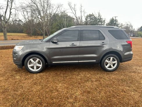 Used 2019 Ford Explorer XLT w/ Equipment Group 202A image 8