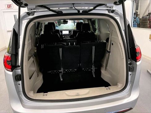 Used 2023 Chrysler Pacifica Touring-L FWD image 35