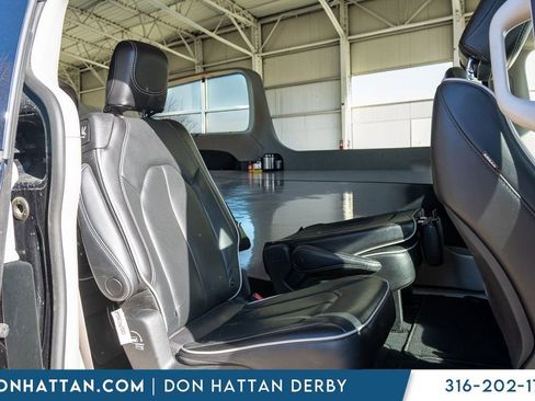 Used 2023 Chrysler Pacifica Limited FWD image 21