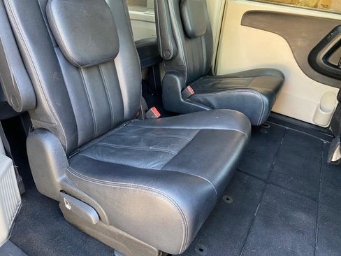 Used 2016 Chrysler Town & Country Touring image 47