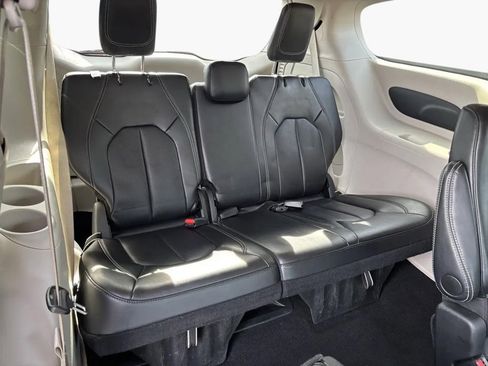 Used 2024 Chrysler Pacifica Touring-L image 30