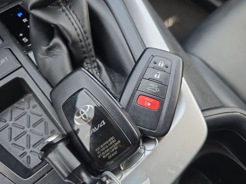 Used 2020 Toyota RAV4 XLE Premium FWD image 33