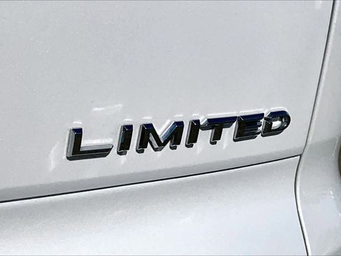 Used 2025 Toyota Crown Signia w/ Advanced Technology Package AWD/4WD image 9