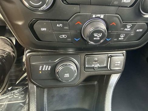 Used 2021 Jeep Renegade Latitude image 24