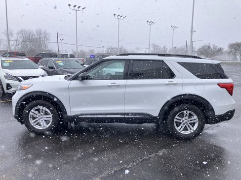 Used 2023 Ford Explorer XLT w/ Equipment Group 202A image 4