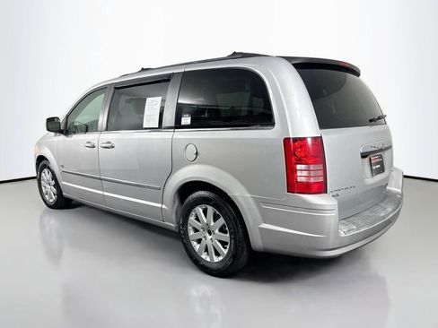 Used 2009 Chrysler Town & Country Touring image 7