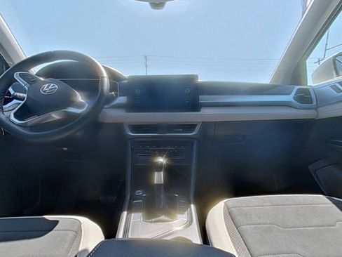 Used 2025 Volkswagen Taos SE FWD image 24