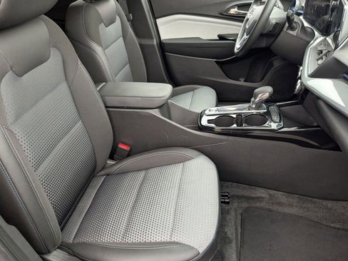 Used 2025 Chevrolet Trax LT w/ LT Convenience Package image 30