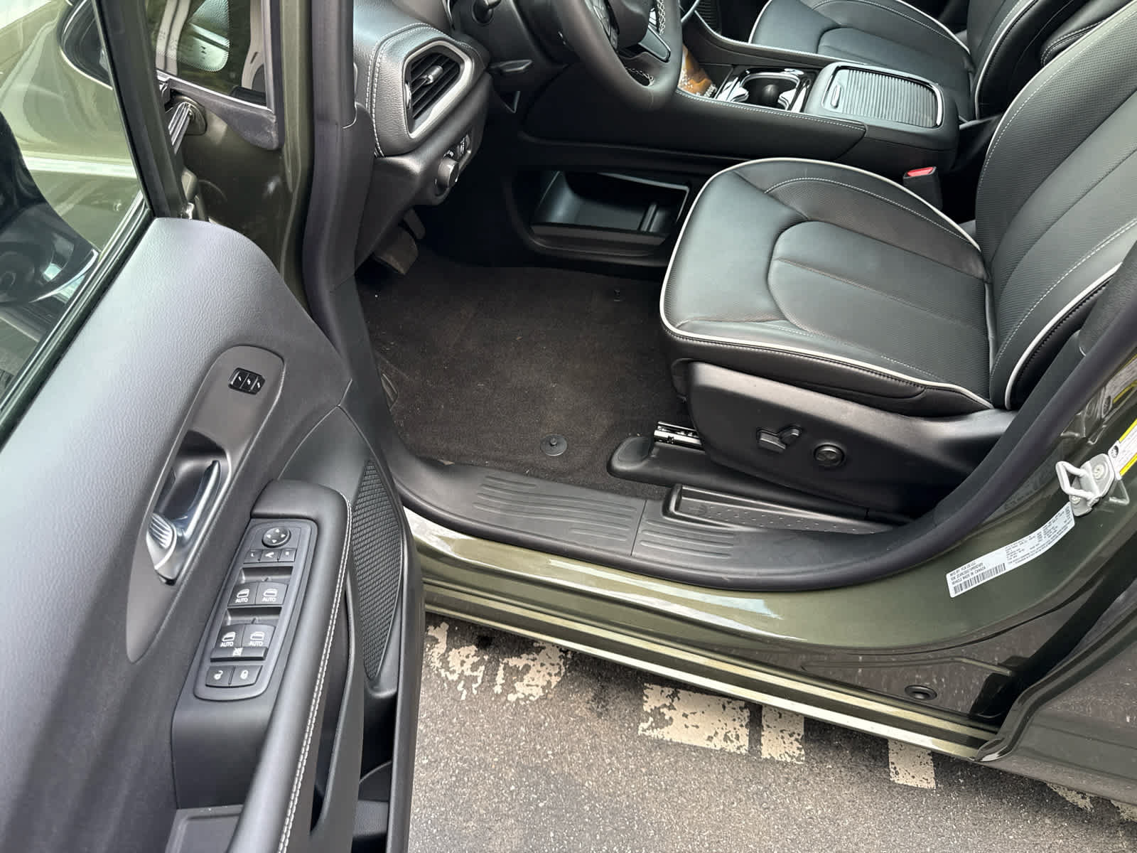 New 2027 Chrysler Pacifica Limited AWD/4WD image 14