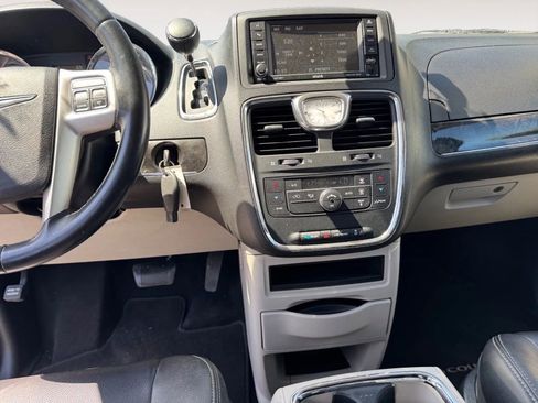 Used 2014 Chrysler Town & Country Touring image 11