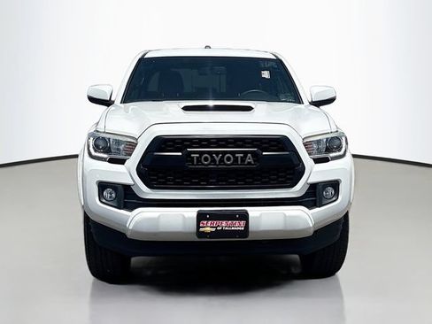 Used 2017 Toyota Tacoma TRD Sport AWD/4WD image 2