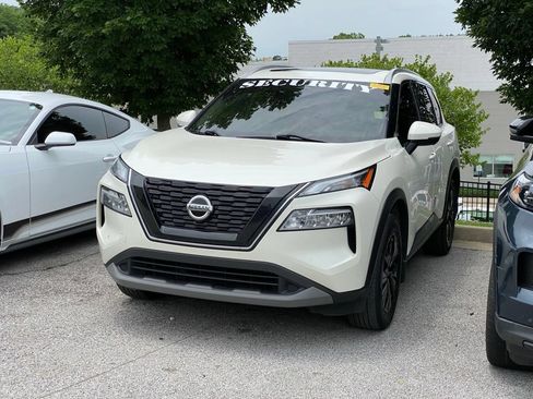 Used 2021 Nissan Rogue SV w/ Premium Package FWD image 3