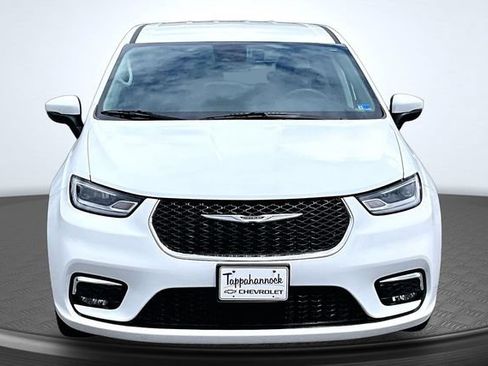 Used 2023 Chrysler Pacifica Touring-L FWD image 2