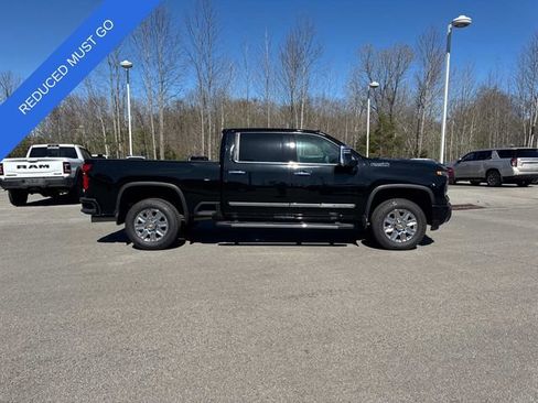 Used 2024 Chevrolet Silverado 2500 High Country w/ Technology Package AWD/4WD image 3