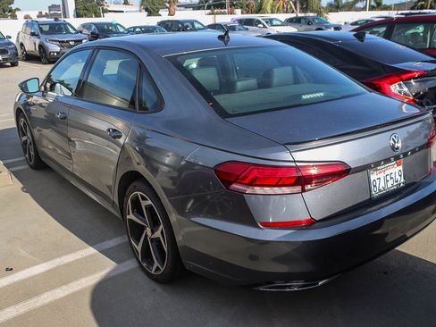 Used 2021 Volkswagen Passat 2.0T R-Line image 3