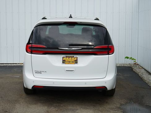 Used 2025 Chrysler Pacifica Select FWD image 5