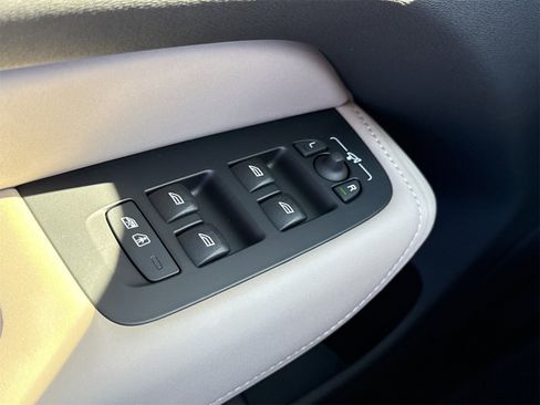 New 2026 Volvo XC60 B5 Plus w/ Protection Package Premier image 18