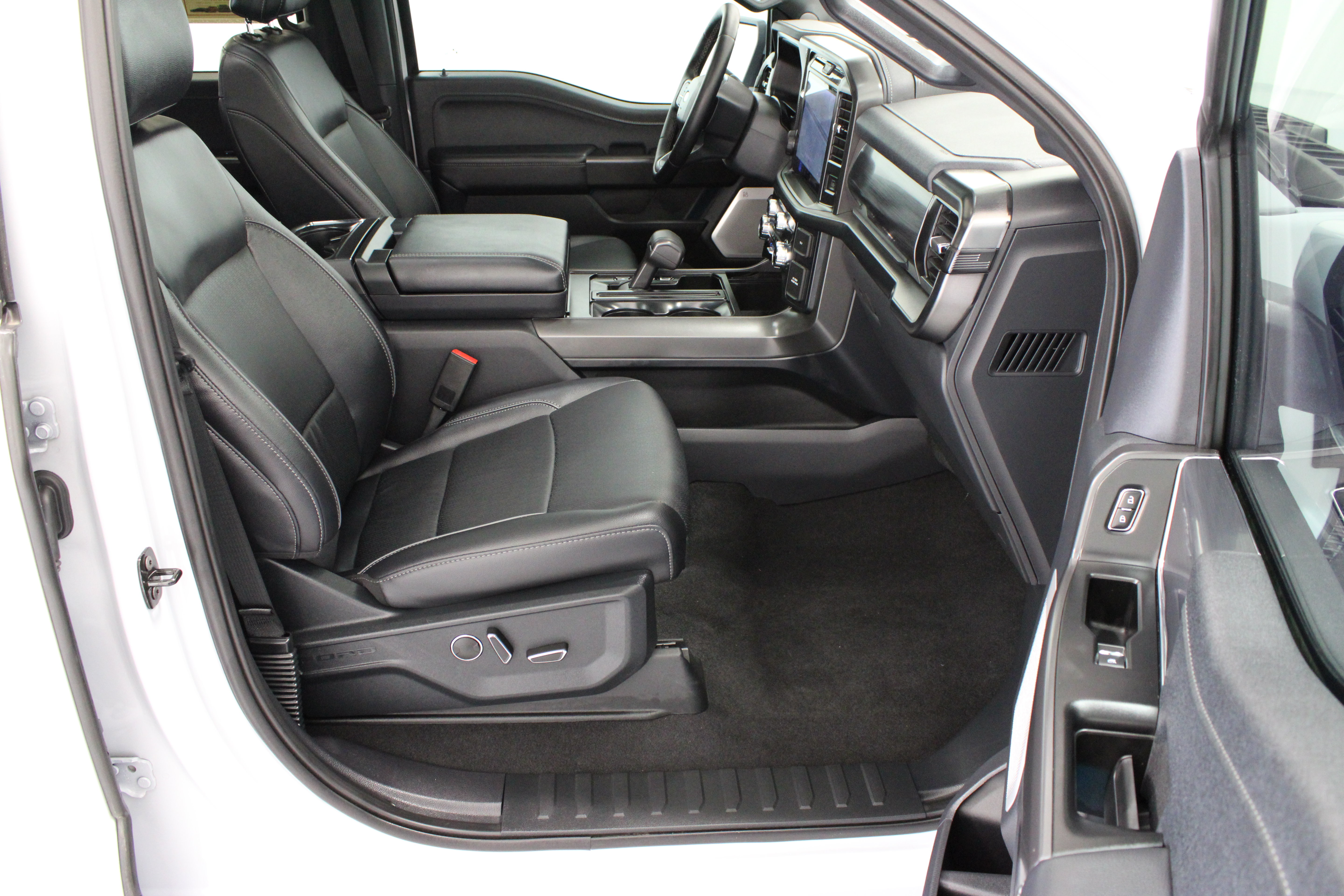 Used 2025 Ford F150 Lariat w/ Equipment Group 502A High AWD/4WD image 41