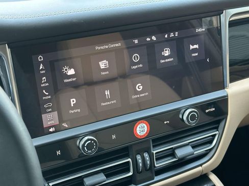 Certified 2025 Porsche Macan AWD/4WD image 28