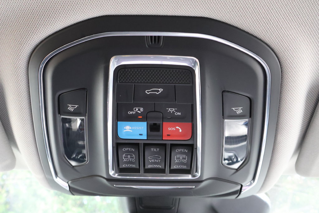 Used 2023 Jeep Grand Cherokee L Limited AWD/4WD image 23