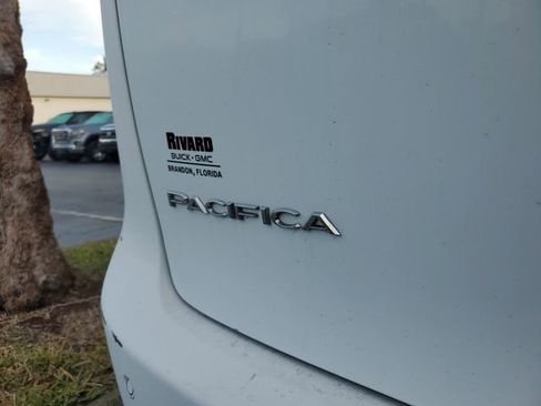 Used 2024 Chrysler Pacifica Touring-L image 7