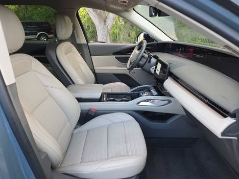 Used 2025 Lincoln Nautilus Reserve AWD/4WD image 17