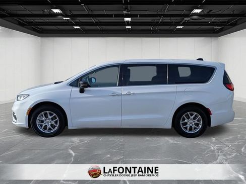 Used 2024 Chrysler Pacifica Touring-L image 2