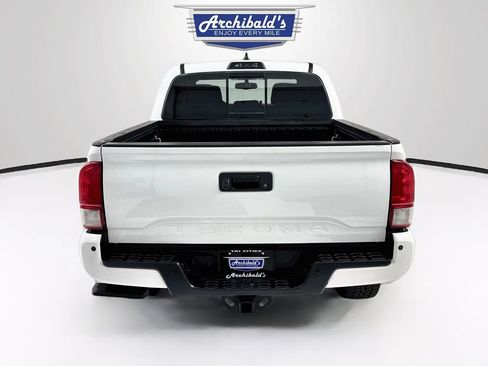 Used 2017 Toyota Tacoma TRD Sport AWD/4WD image 7