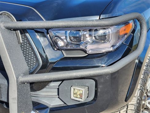 Used 2017 Toyota Tacoma TRD Sport image 9