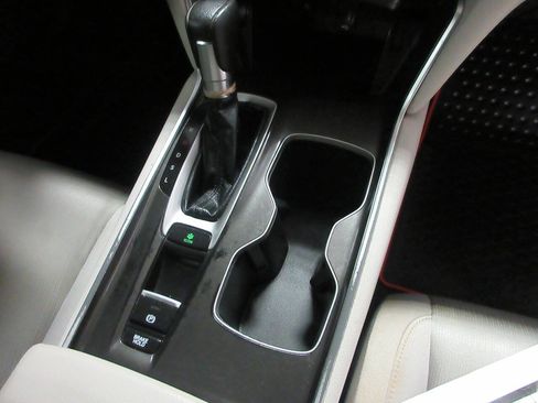 Used 2018 Honda Accord LX image 19