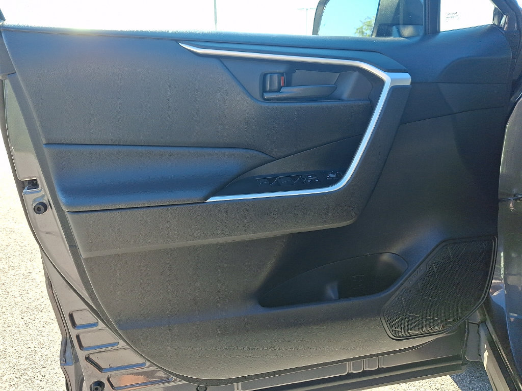 Certified 2021 Toyota RAV4 LE AWD/4WD image 12