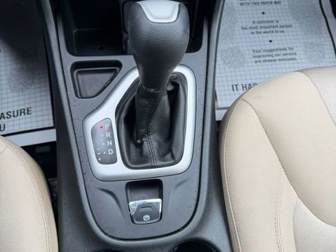 Used 2016 Jeep Cherokee Sport image 11